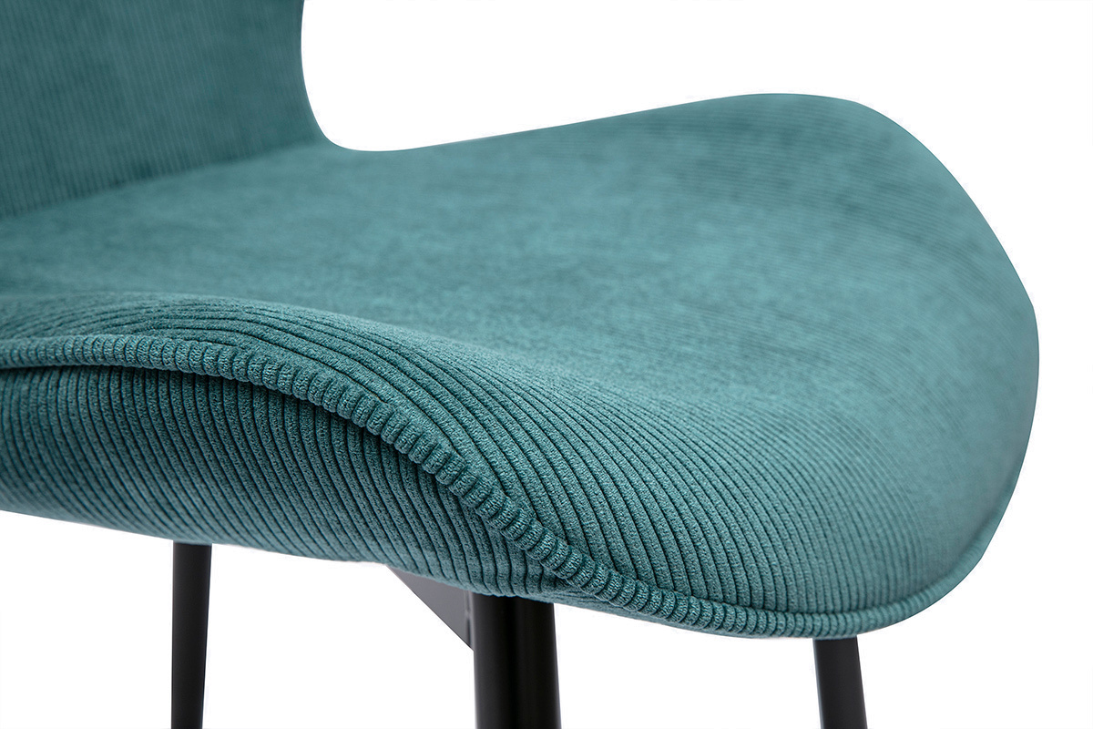 D�tail d'une chaise en velours c�tel� bleu canard avec pieds en m�tal noir.