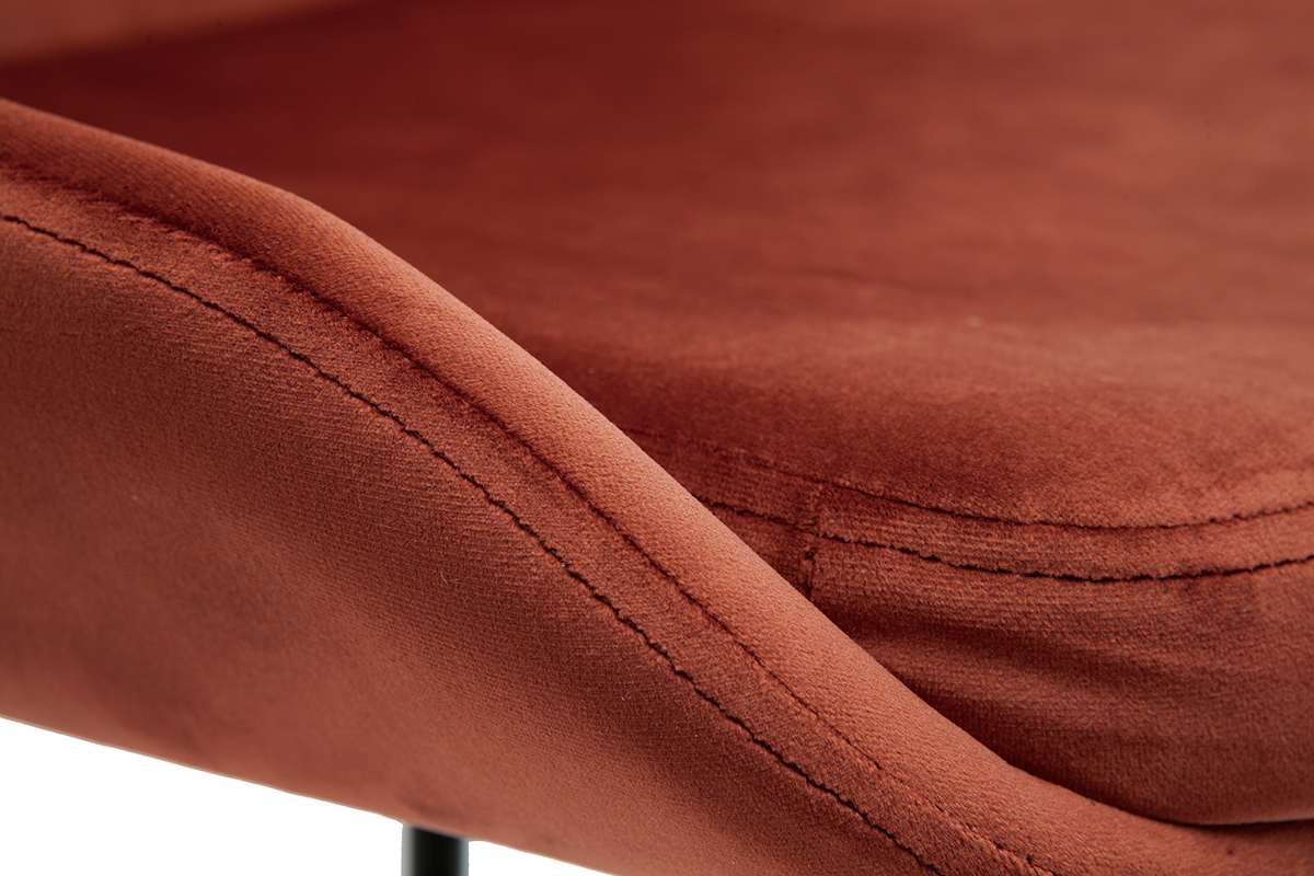 Gros plan sur le tissu velours rouge tomette de la chaise HOLO avec pi�tement en m�tal noir.