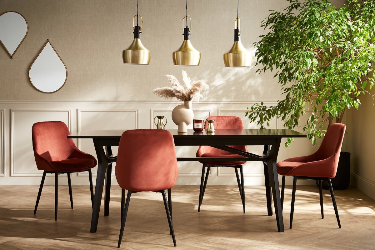 Chaises design rouges en velours autour d'une table noire, d�cor contemporain.