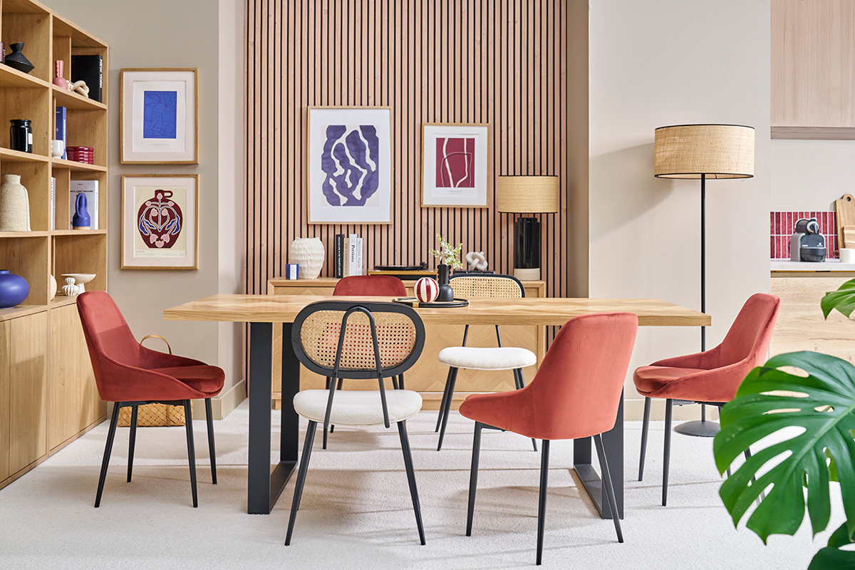 Salle � manger avec chaises velours rouge et m�tal noir autour d'une table en bois.