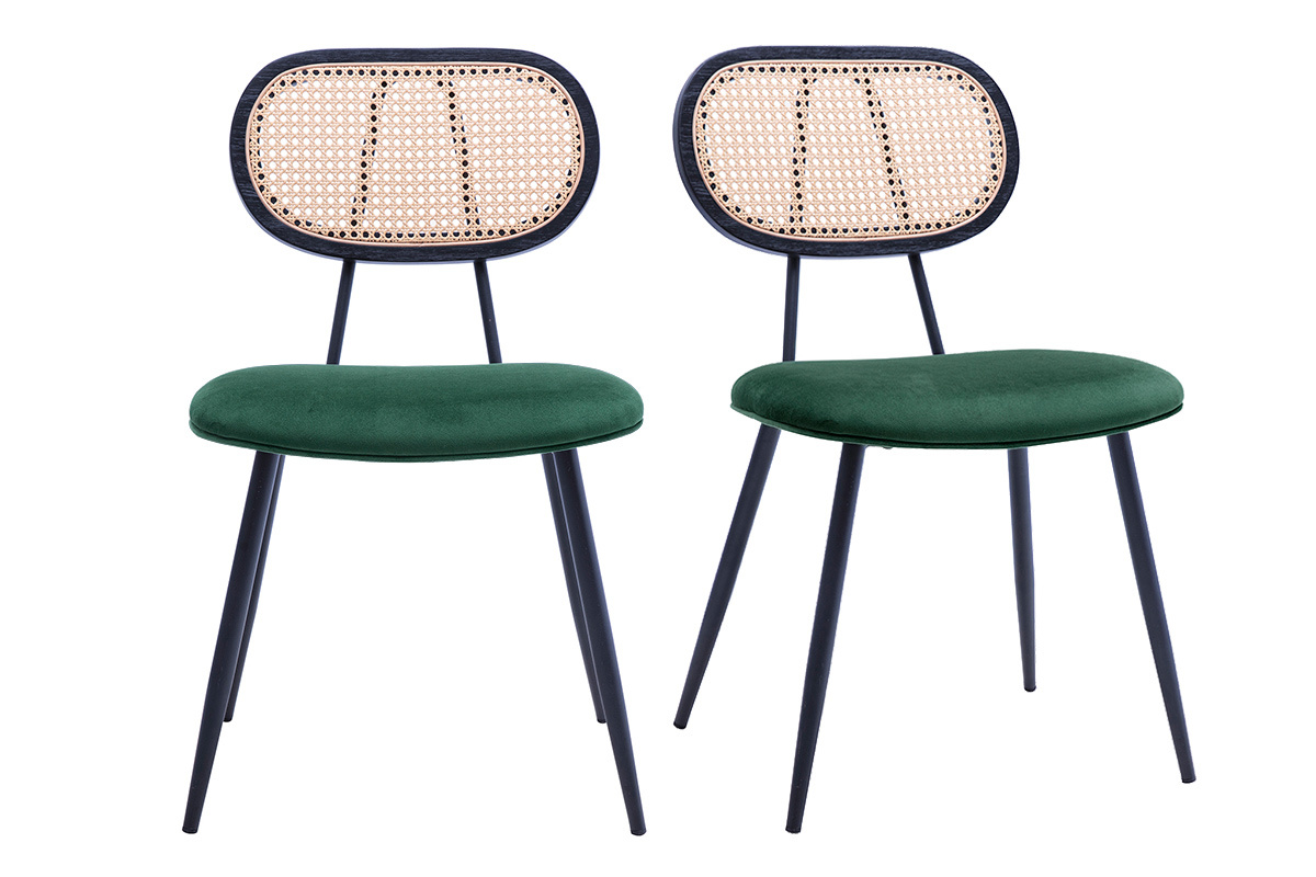 Deux chaises en velours vert avec dossier en cannage rotin et pieds en m�tal noir, vue de face.