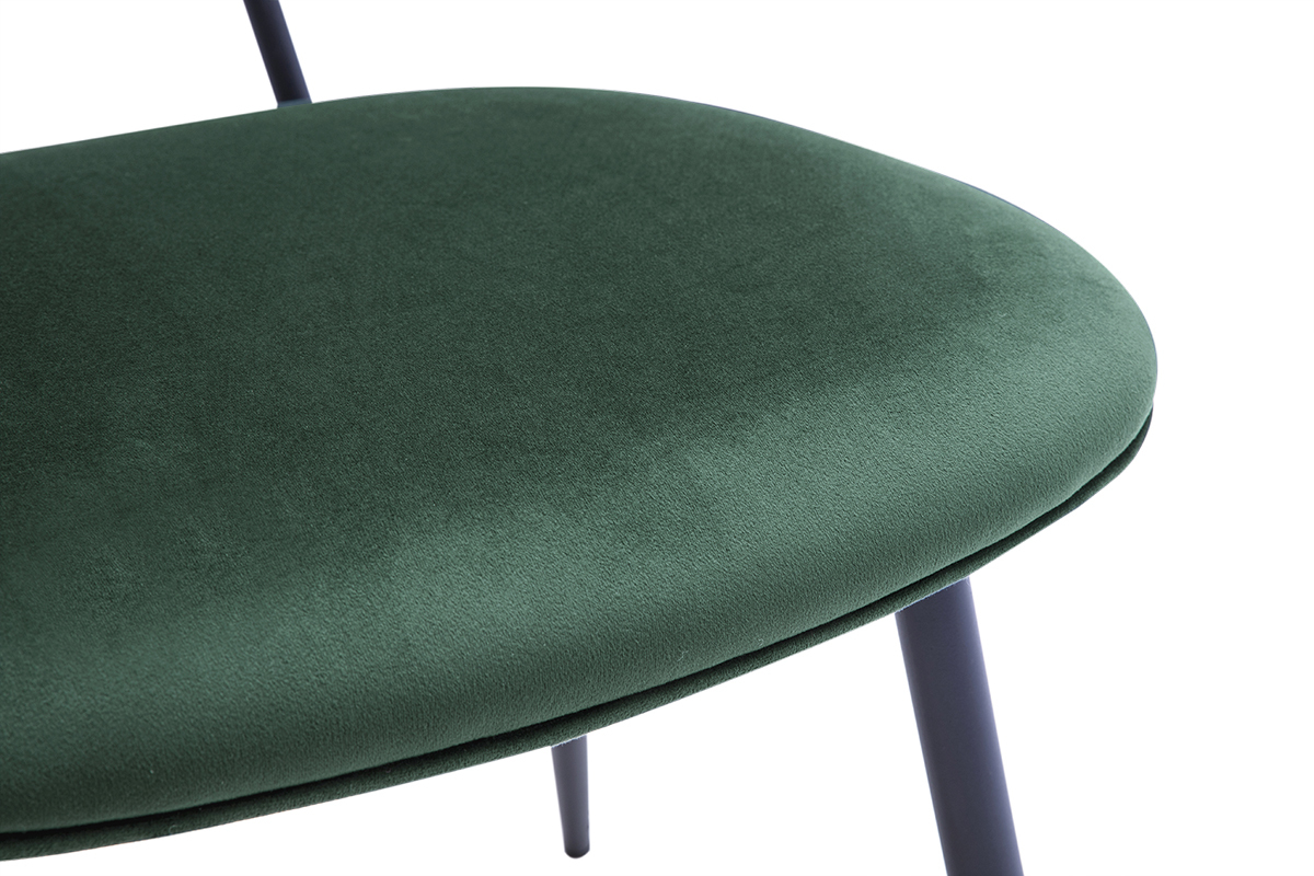Zoom sur l'assise en velours vert fonc� de la chaise SWANN avec pied en m�tal noir.