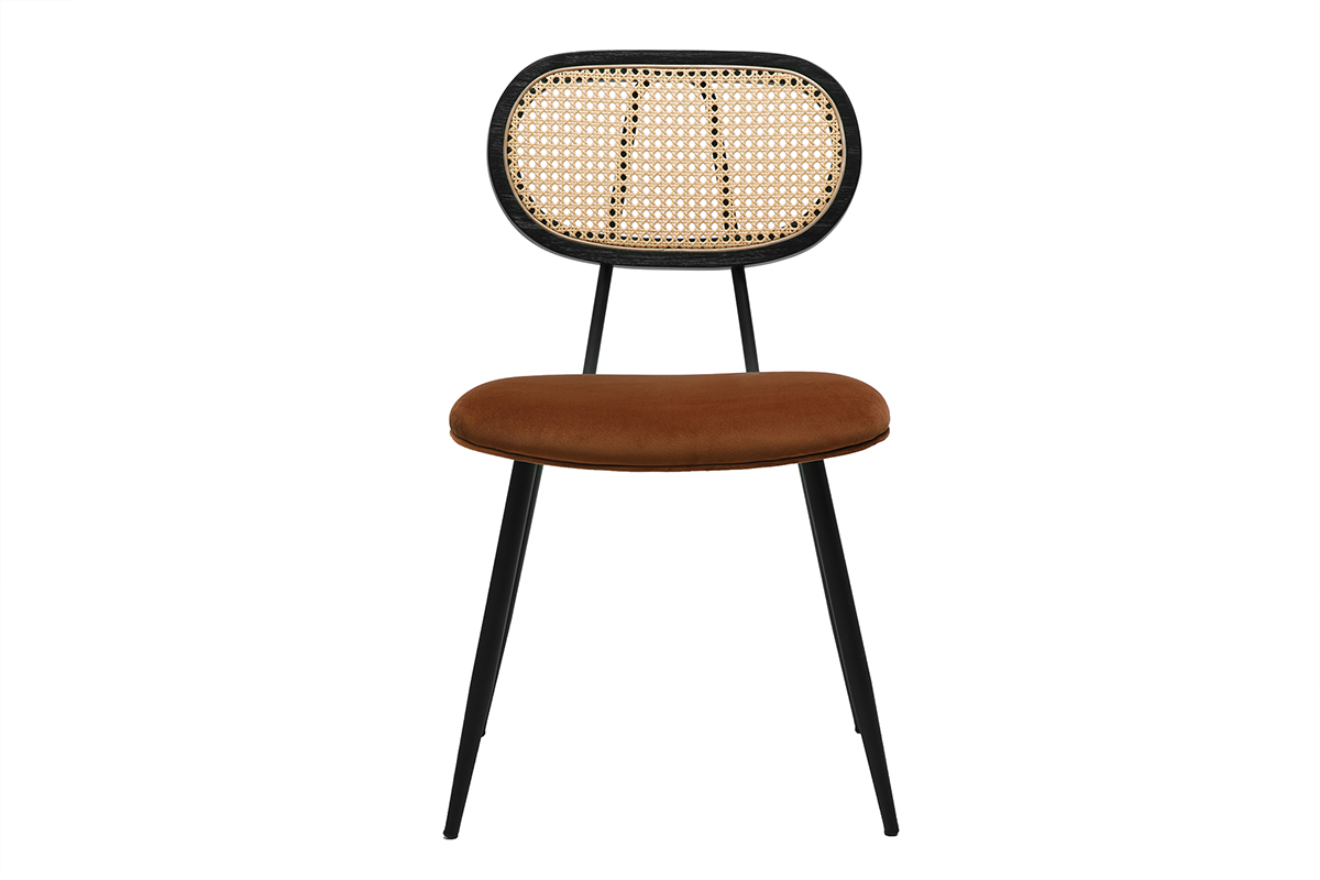 Chaise en velours terre br�l�e avec dossier en rotin et pieds en m�tal noir, vue de face.
