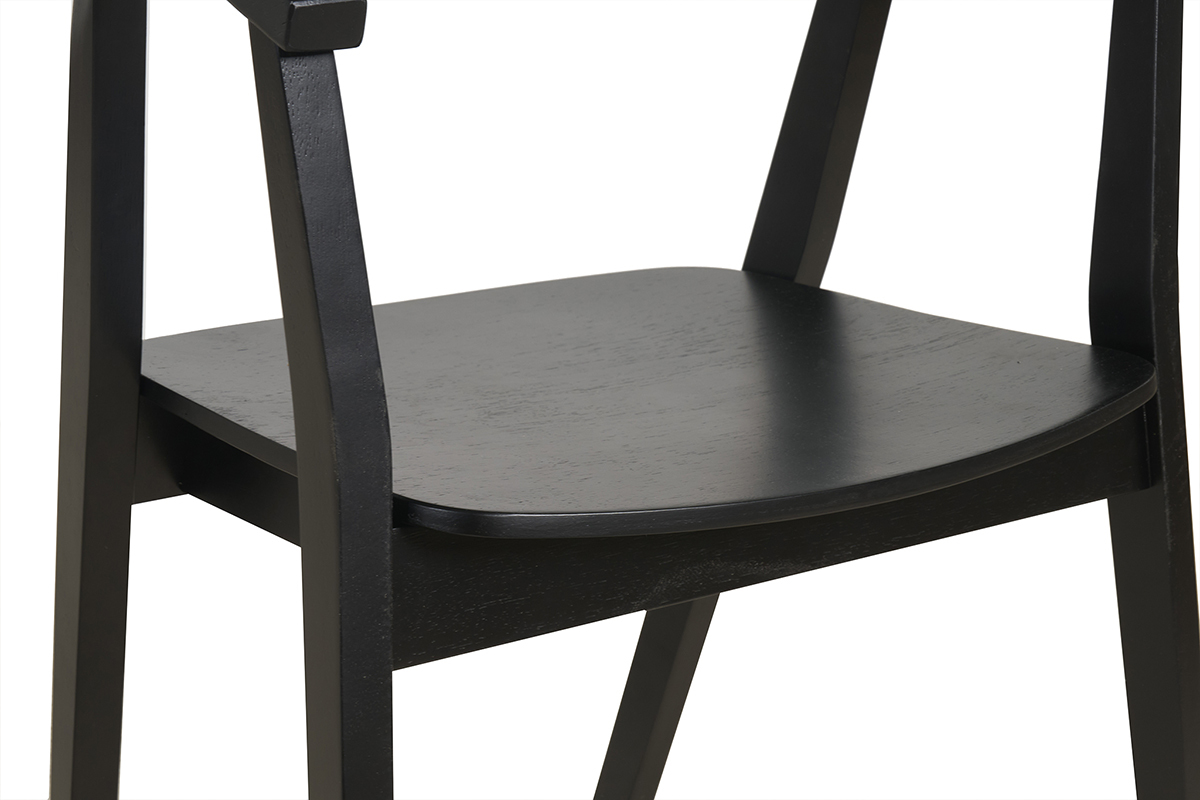 Gros plan sur l'assise d'une chaise noire en bois avec accoudoirs BAHIA.