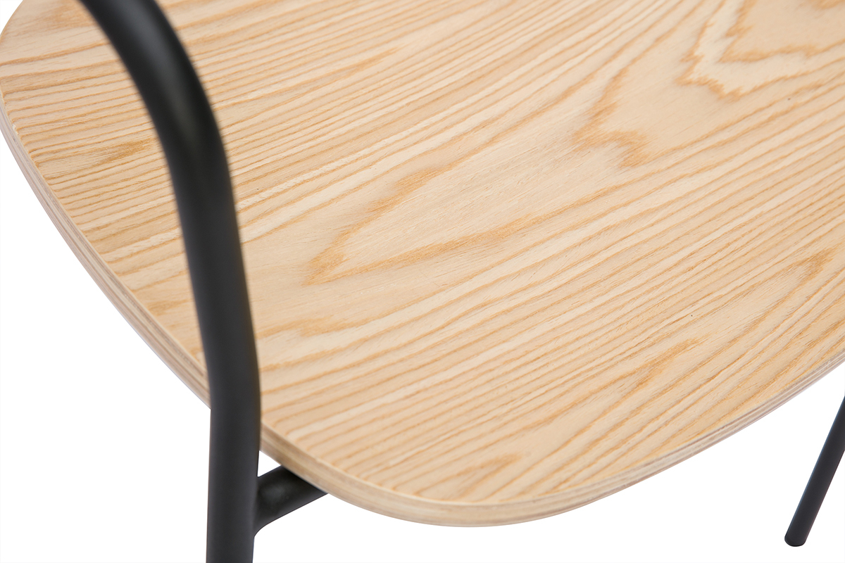 Zoom sur assise de chaise en bois clair avec structure m�tallique noire.