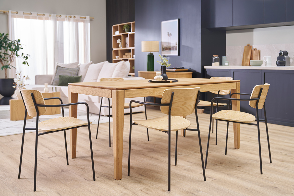 Chaises en bois clair et m�tal noir autour d'une table en bois dans un int�rieur moderne.