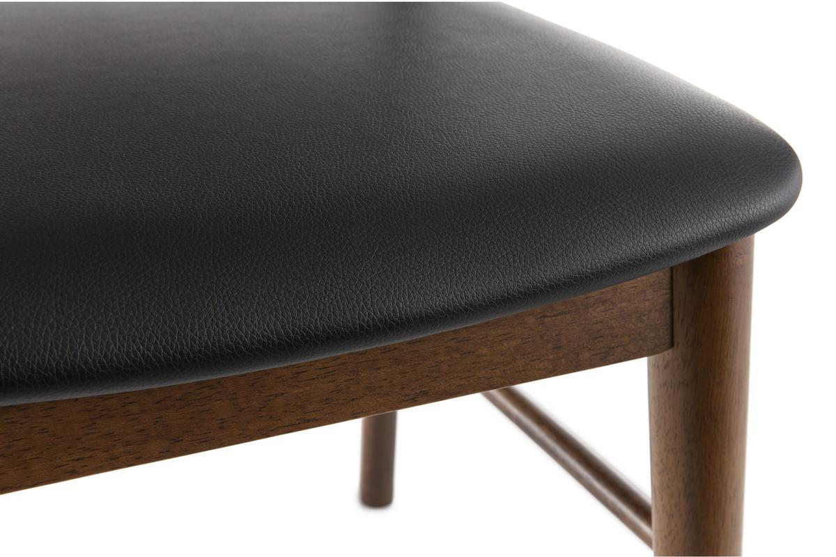 D�tails du si�ge en polyur�thane noir et structure en bois fonc� pour chaise SHELDON