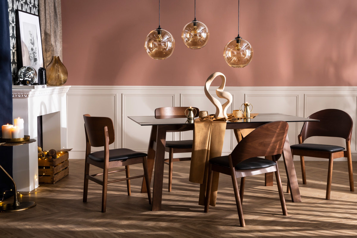 Chaises en bois fonc� et noir SHELDON, vue en ensemble autour d'une table.