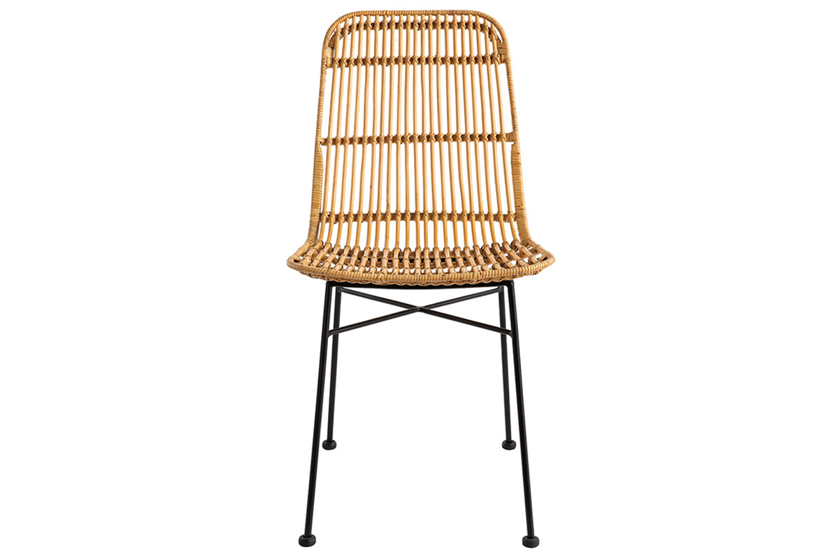 Chaise en rotin vue de face avec pieds en m�tal noir.