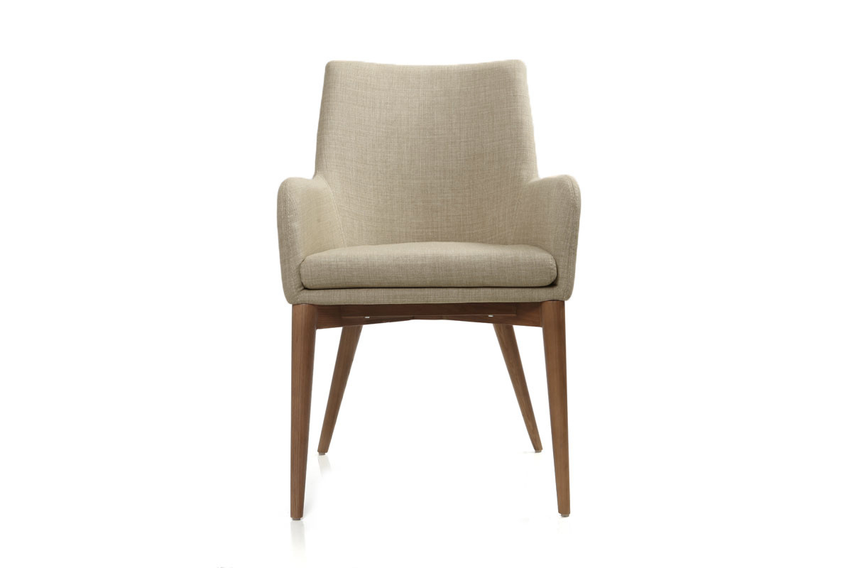 Chaise en tissu beige et bois fonc� de face, accoudoirs arrondis, pieds teints noyer.