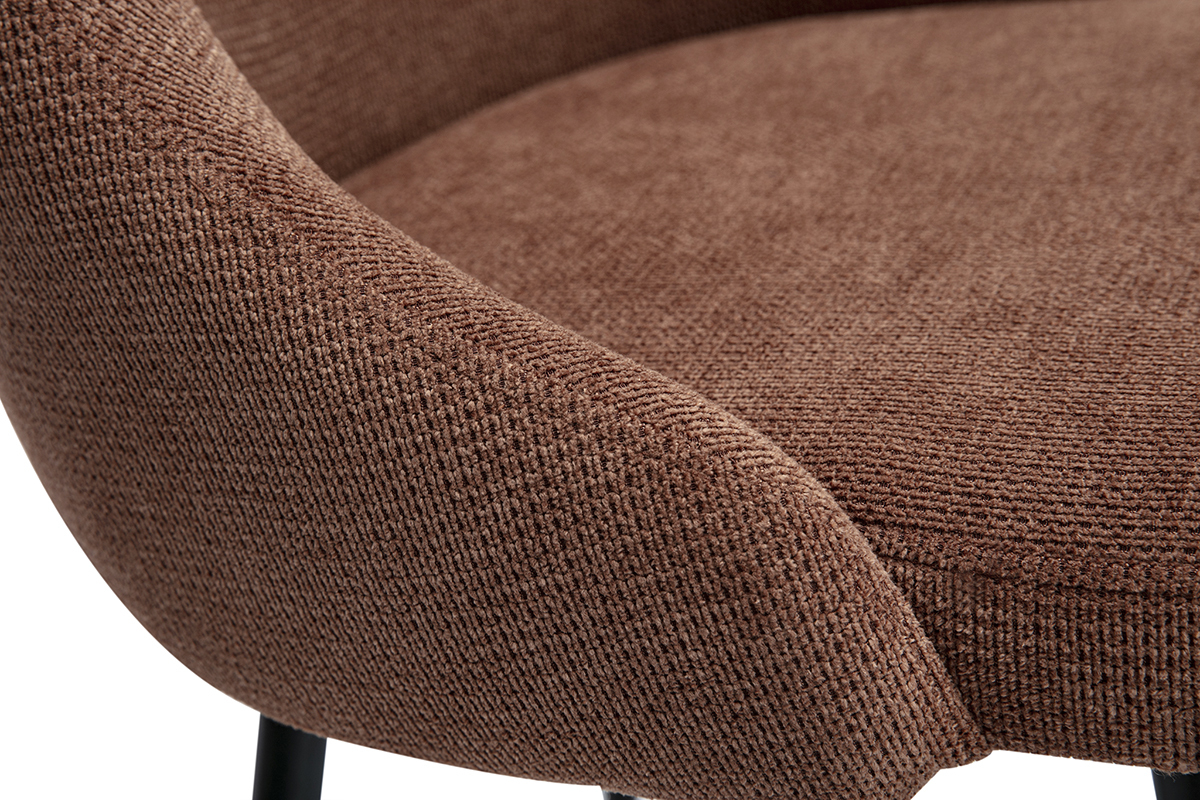 Gros plan sur une chaise en tissu textur� terre br�l�e effet velours, avec pi�tement en m�tal noir.