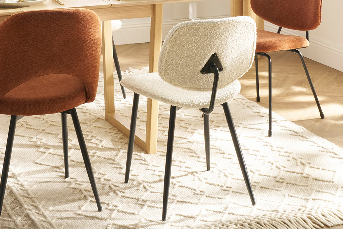 Chaises en tissu effet laine boucl�e blanc et m�tal noir (lot de 2) TOBIAS