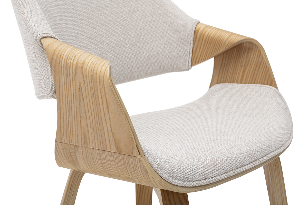 D�tail de la chaise SEVAN en tissu beige et bois clair, vue de pr�s.