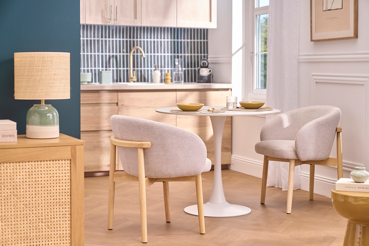 Chaises en tissu effet velours textur� beige et bois clair (lot de 2) TORVI