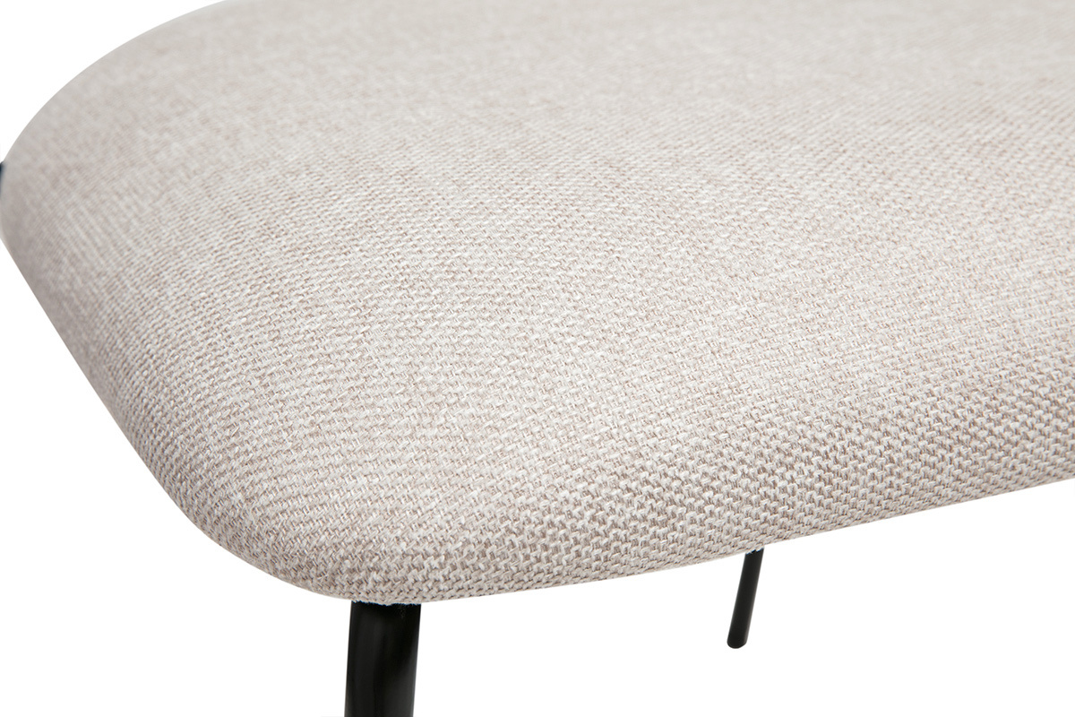 Gros plan sur l'assise en tissu effet velours beige d'une chaise avec pied en m�tal noir.