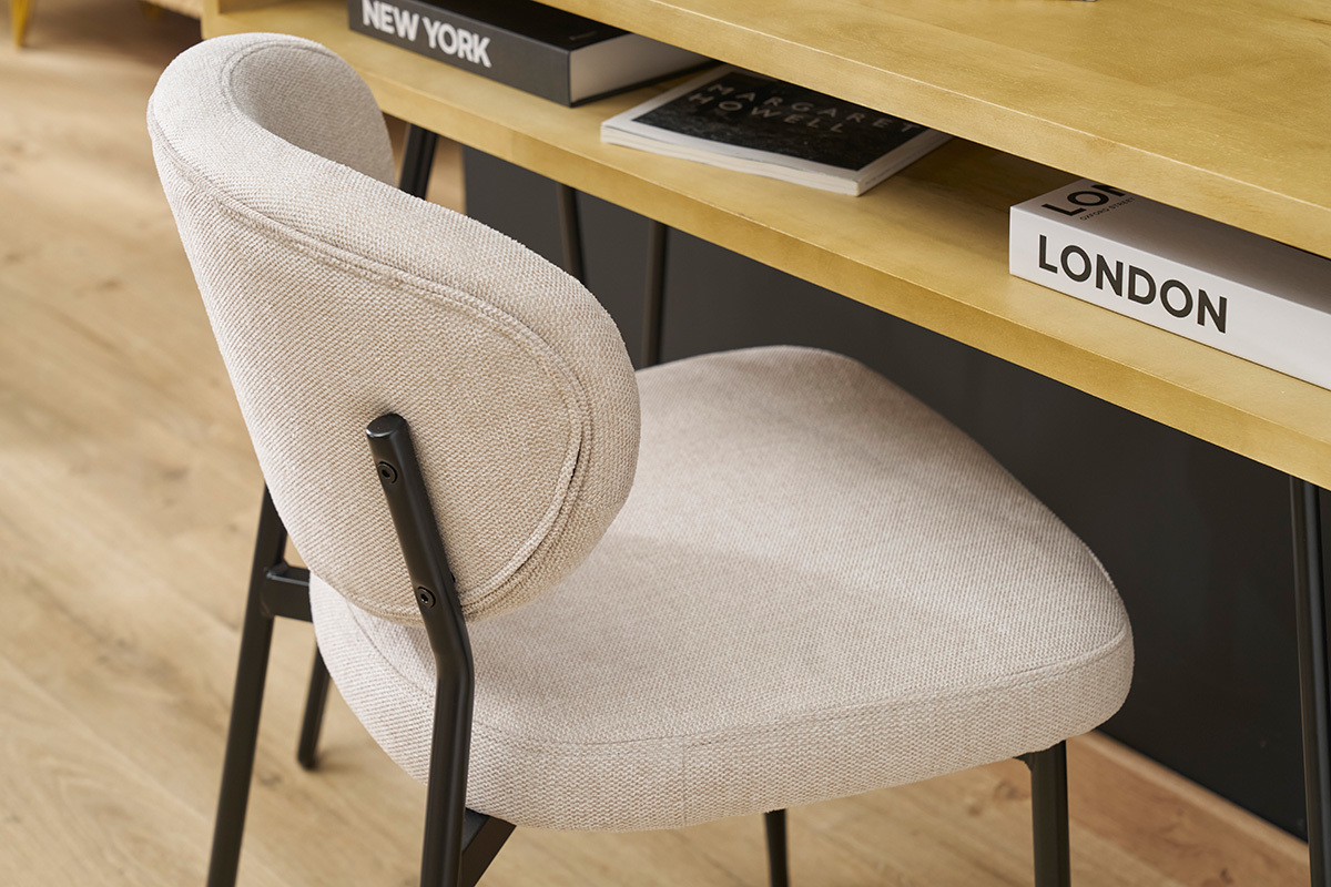 Chaise BREKA beige en tissu effet velours avec pieds en m�tal noir sous un bureau.