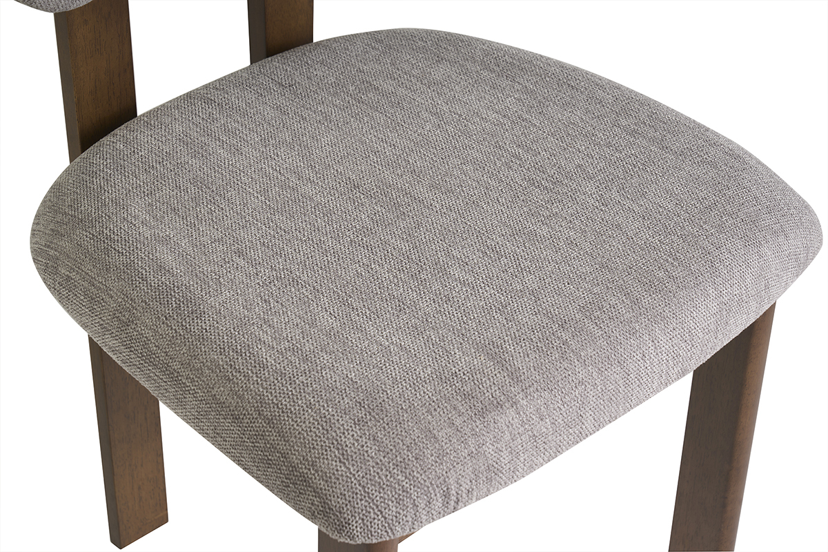 D�tail du tissu effet velours textur� gris sur une chaise NORMI avec structure en bois fonc� noyer.