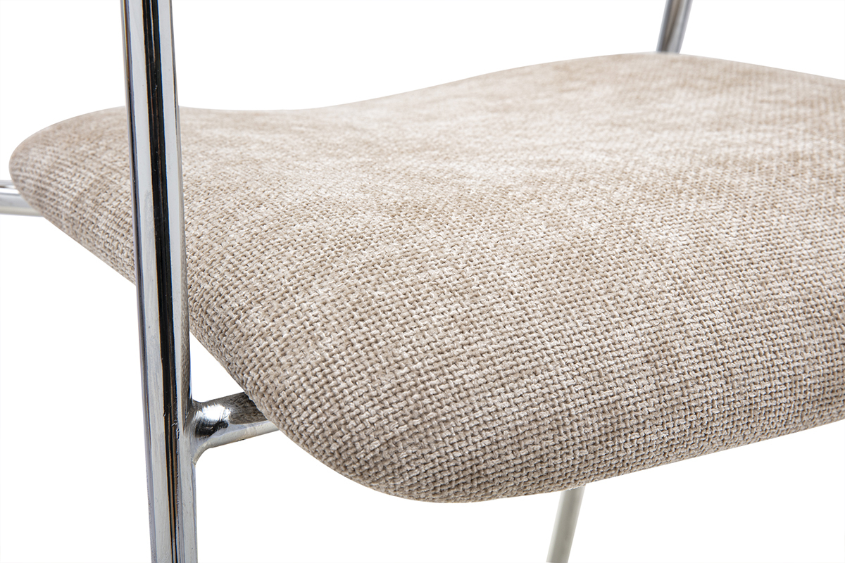 D�tail de la chaise en tissu effet velours taupe avec pieds en m�tal chrom�, vue rapproch�e.