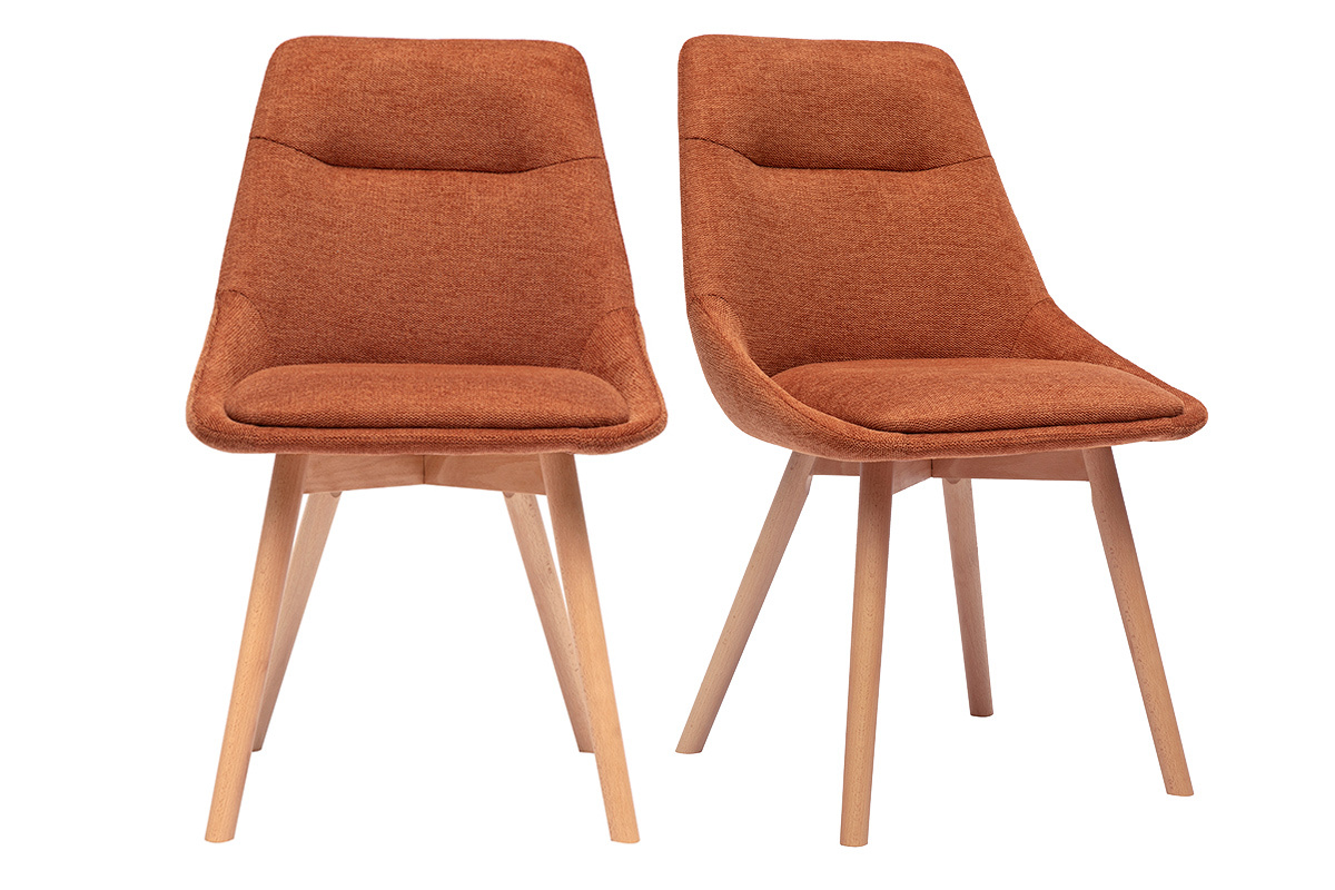 Deux chaises en tissu effet velours terre br�l�e et pieds en bois clair, vue de face.