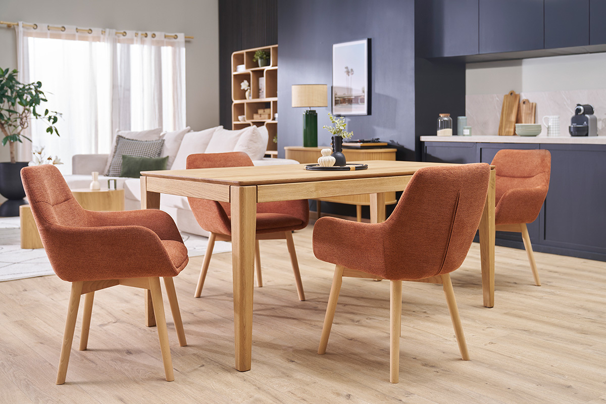 Chaises ALESS en tissu terre br�l�e et bois clair autour d'une table en bois dans un salon.