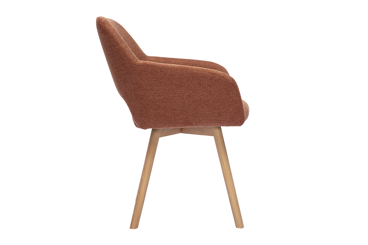 Chaise en tissu effet velours terre br�l�e avec accoudoirs, vue de profil, pieds en bois clair.