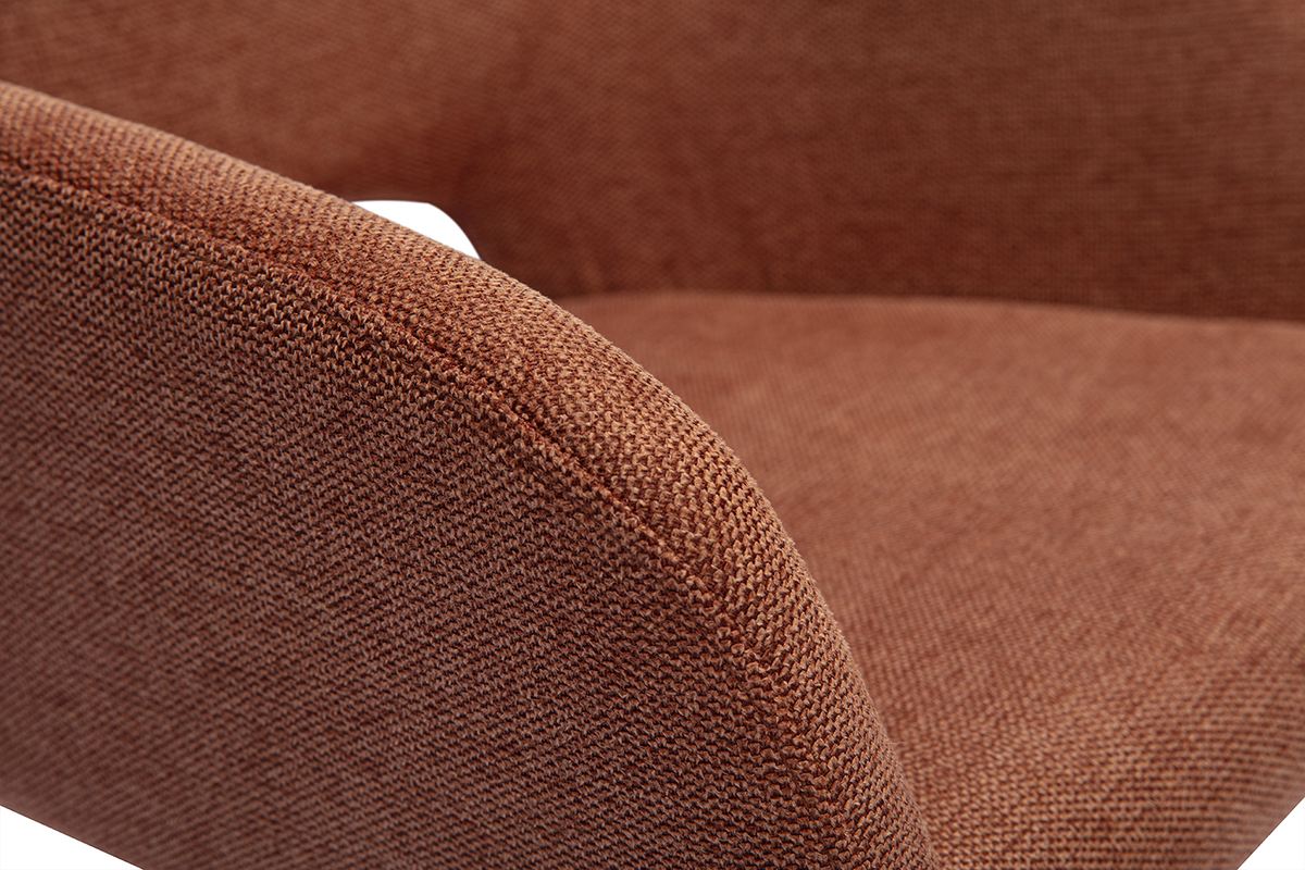 D�tail d'une chaise en tissu effet velours textur� terre br�l�e, vue rapproch�e.