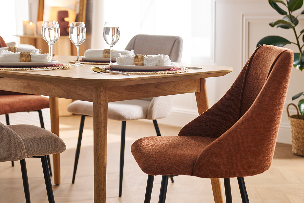 Chaises en tissu terre br�l�e et m�tal noir autour d'une table en bois.