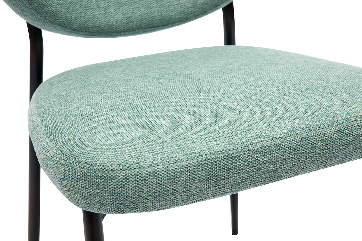Zoom sur le si�ge d'une chaise en tissu effet velours textur� vert c�ladon avec pieds en m�tal noir.