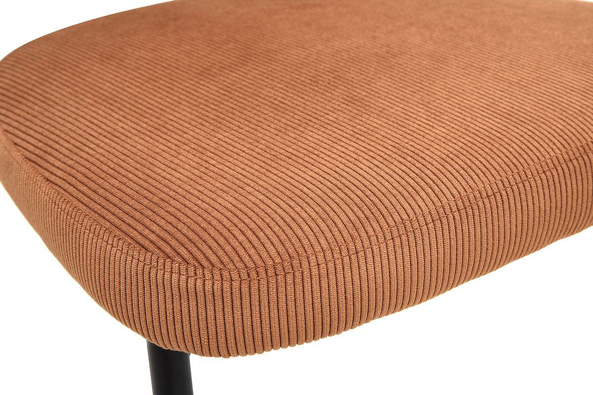 Gros plan sur l'assise en velours c�tel� terre br�l�e chaise BREKA.