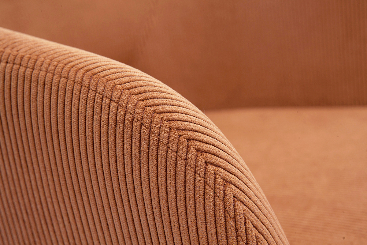 Gros plan sur tissu velours c�tel� terre br�l�e d'une chaise.