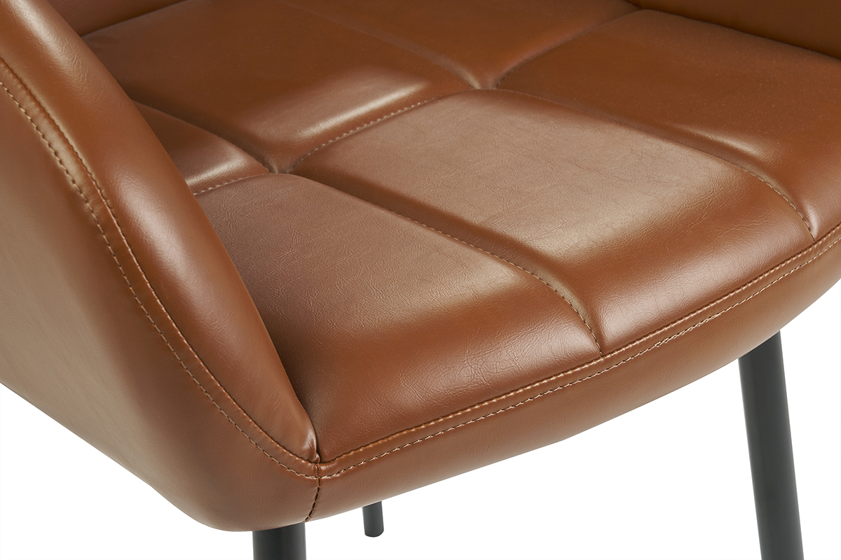 D�tail d'une chaise matelass�e marron avec pieds en m�tal noir.