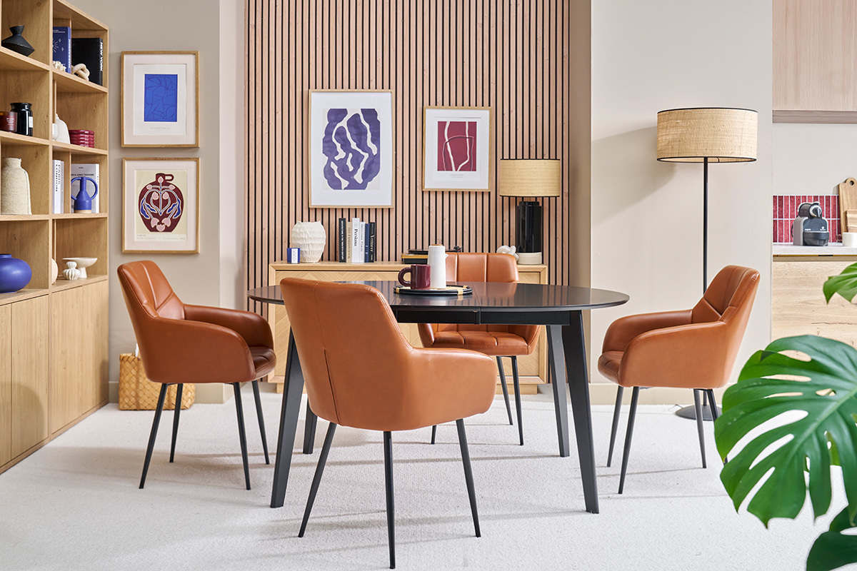 Salle � manger avec chaises matelass�es marron MONTERO et table noire, vue d'ensemble.