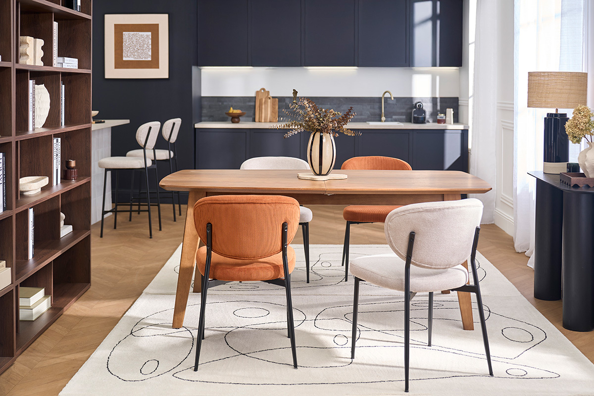 Chaises color�es autour d'une table en bois dans un d�cor moderne.