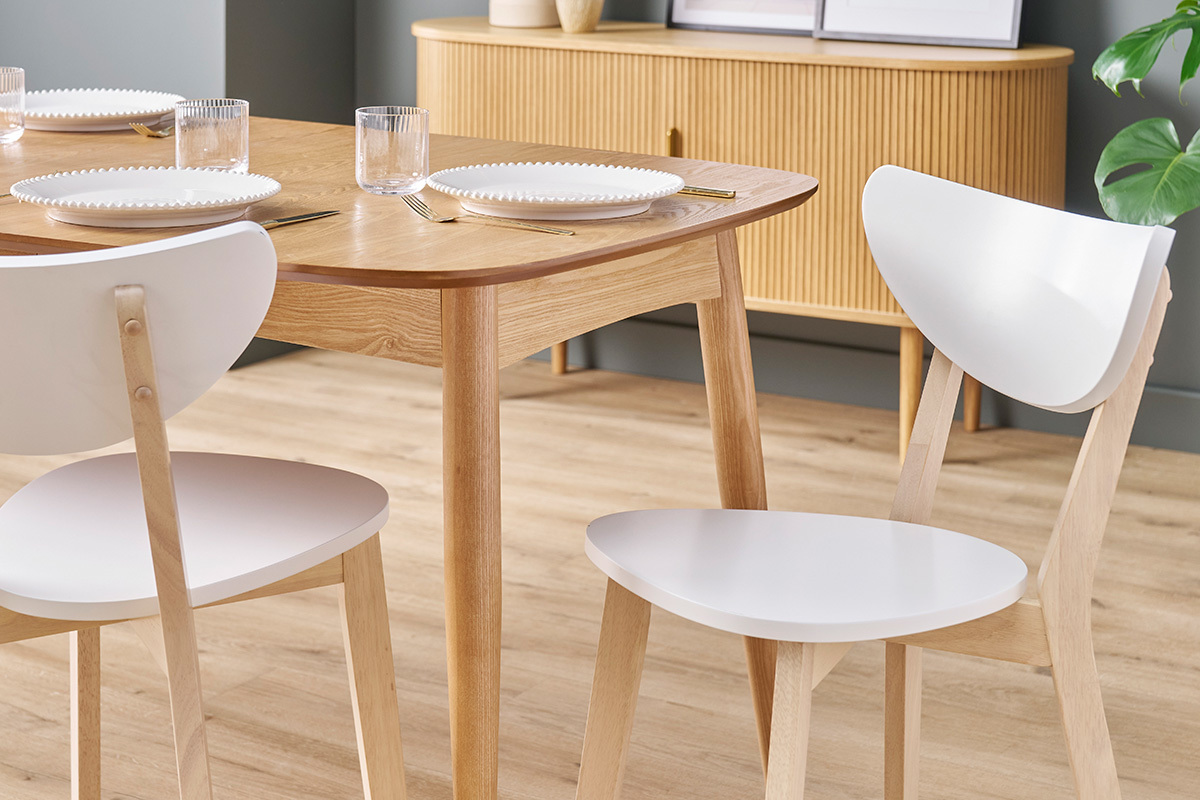 Chaises scandinaves blanches et bois clair, vue de pr�s avec une table � manger en bois.