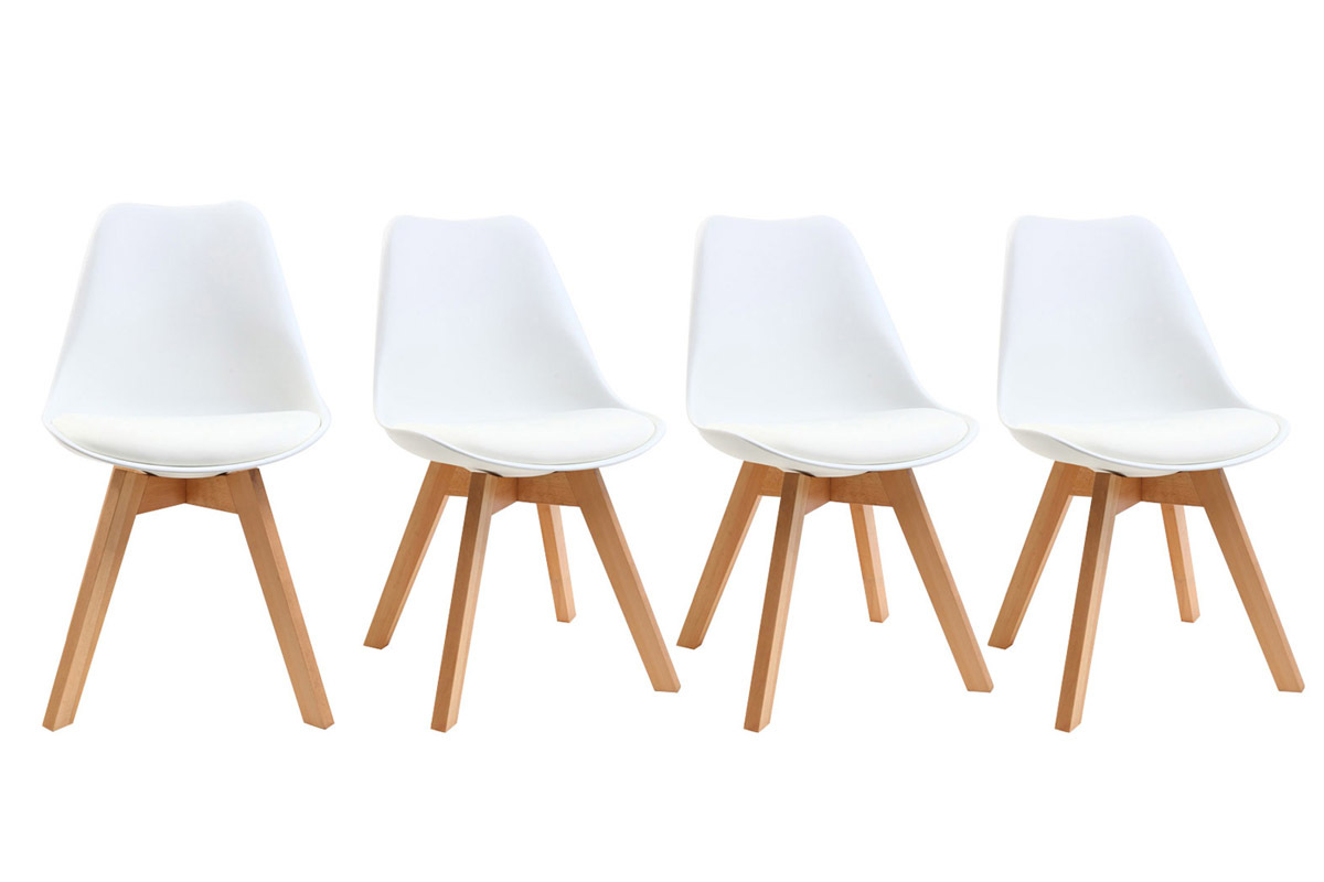 Chaises scandinaves blanches avec pieds en bois clair, lot de 4, vue de face.