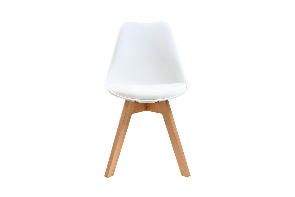 Chaise scandinave blanche avec pieds en bois clair, vue de face.