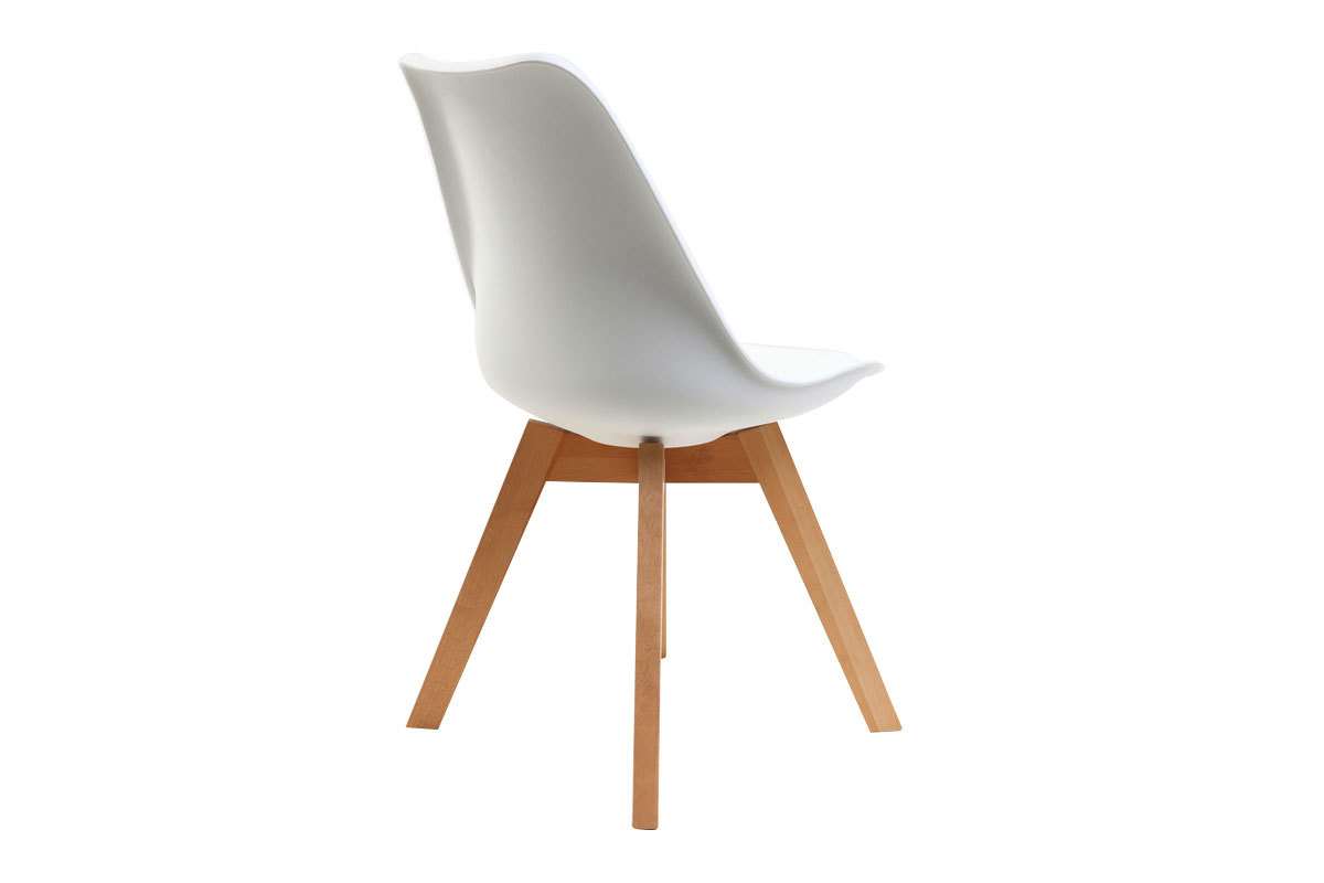 Chaise scandinave blanche avec pieds en bois clair vue de dos.