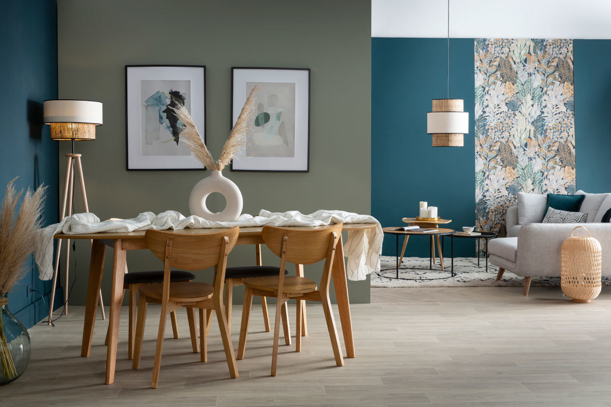 Deux chaises scandinaves en bois clair autour d'une table, dans une salle � manger moderne.