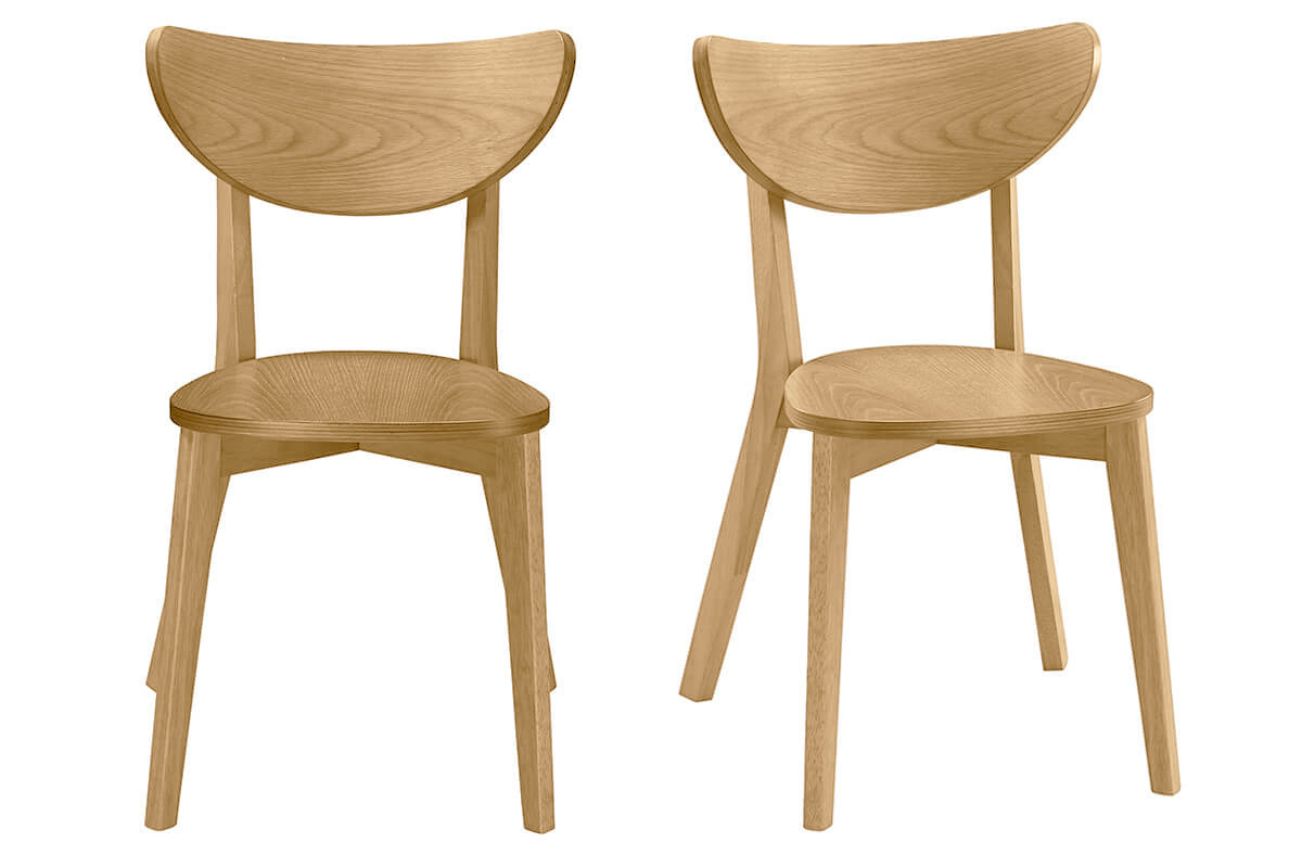 Chaises scandinaves en bois clair, vue de face, lot de 2, design �pur� et courb�.