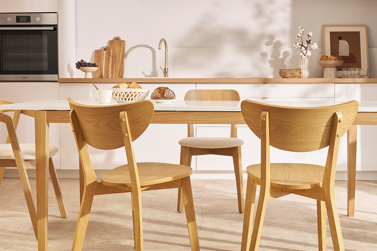 Chaises scandinaves en bois clair LEENA, vue de dos dans une salle � manger moderne.
