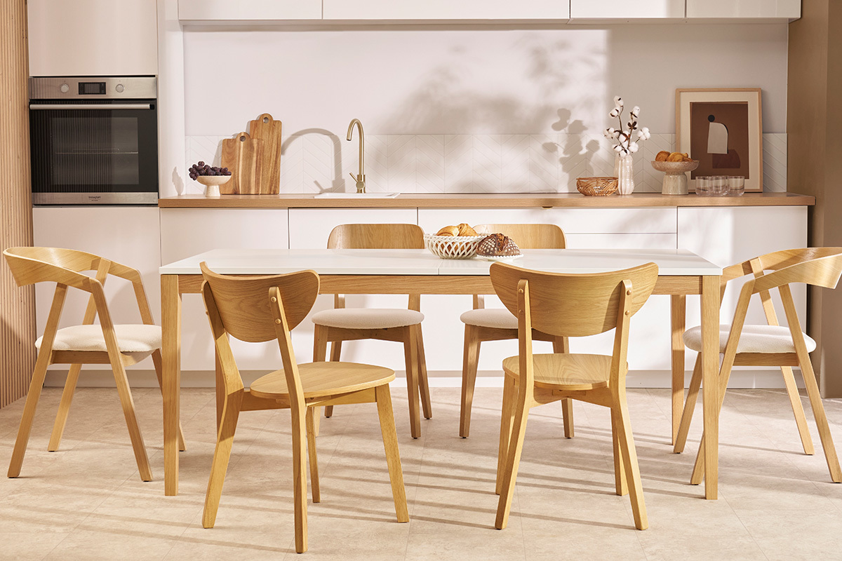 Chaises scandinaves en bois clair LEENA autour d'une table, environnement de salle � manger moderne.