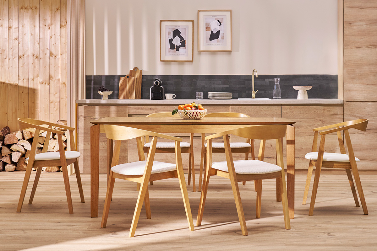 Chaises scandinaves BAHIA en bois clair et assise blanche autour d'une table � manger en int�rieur moderne.