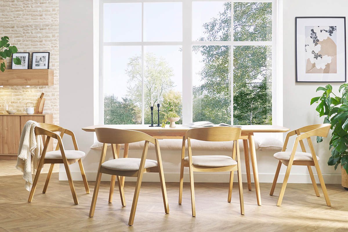 Chaises scandinaves empilables en bois clair ch�ne et tissu effet laine boucl�e blanc cass� (lot de 2) LOVA