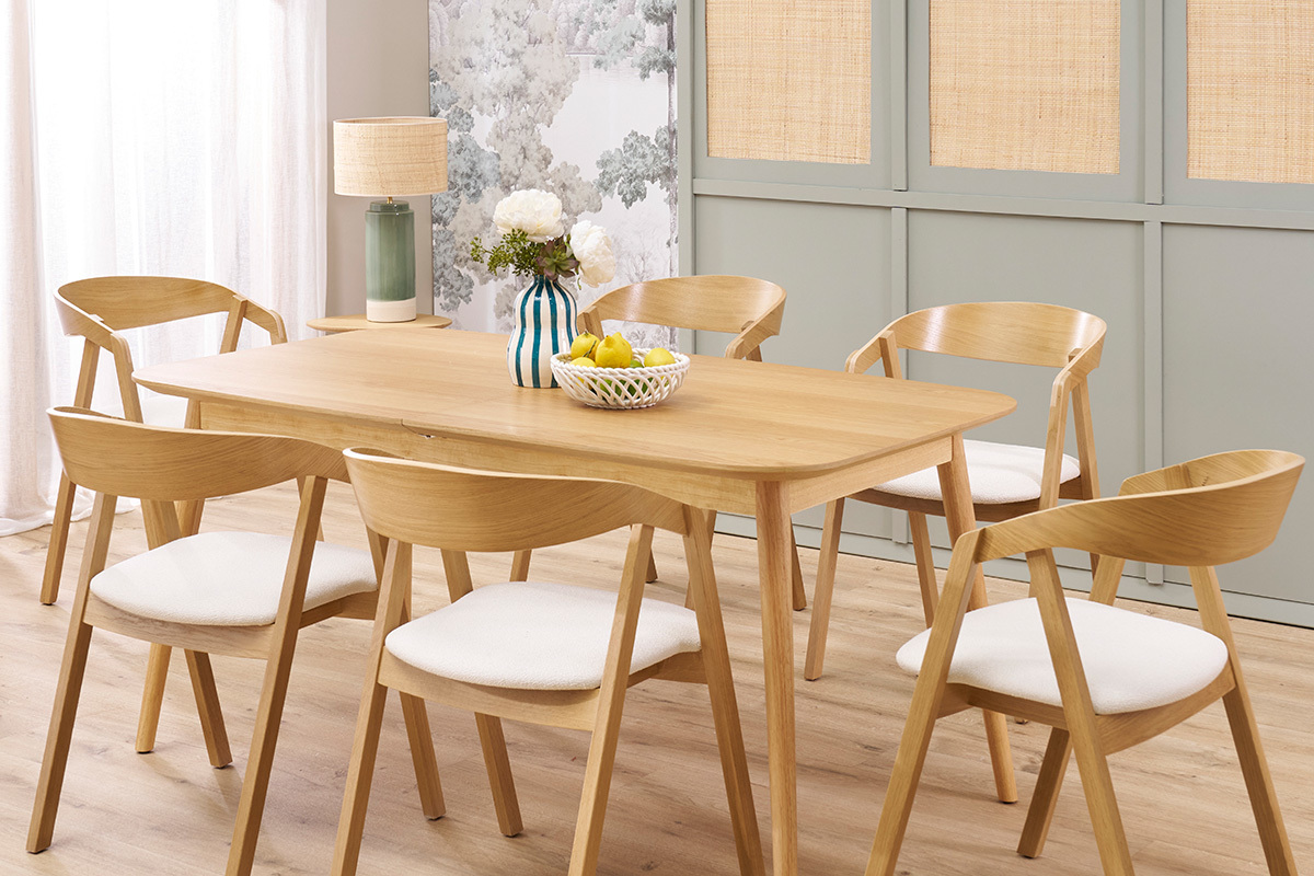 Chaises scandinaves empilables en bois clair ch�ne et tissu effet laine boucl�e blanc cass� (lot de 2) LOVA