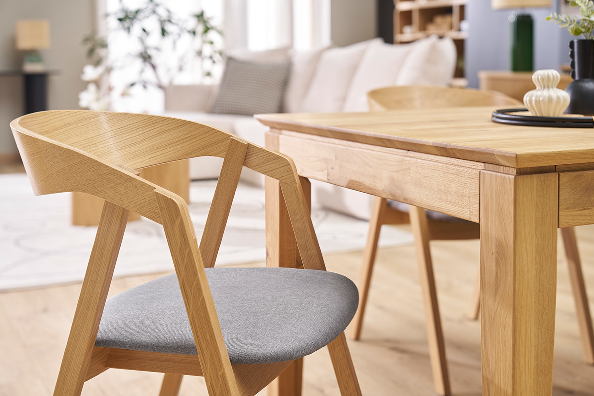 Chaises scandinaves empilables en bois clair ch�ne et tissu gris (lot de 2) LOVA