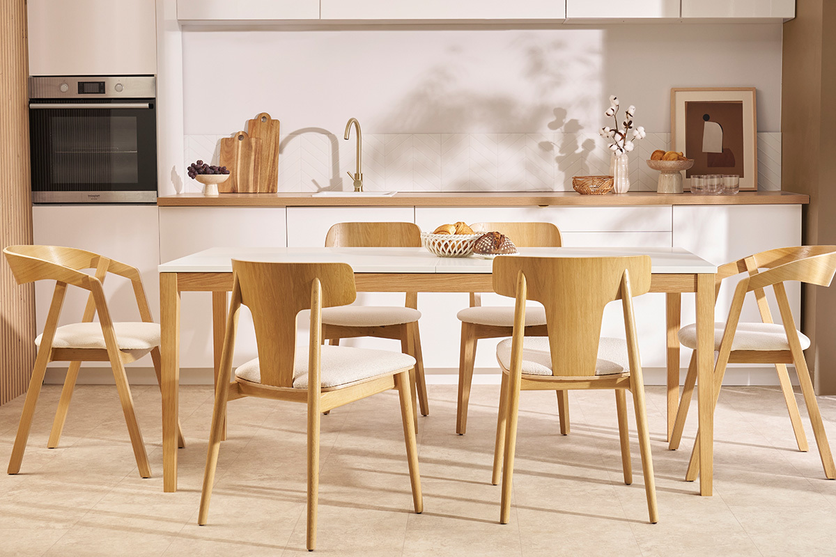 Chaises scandinaves en bois clair ch�ne massif et tissu effet laine boucl�e blanc cass� (lot de 2) LOUISA