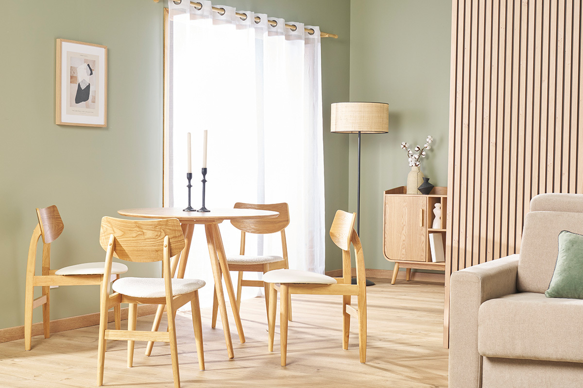 Chaises scandinaves en bois clair et blanc autour d'une table, int�rieur lumineux.