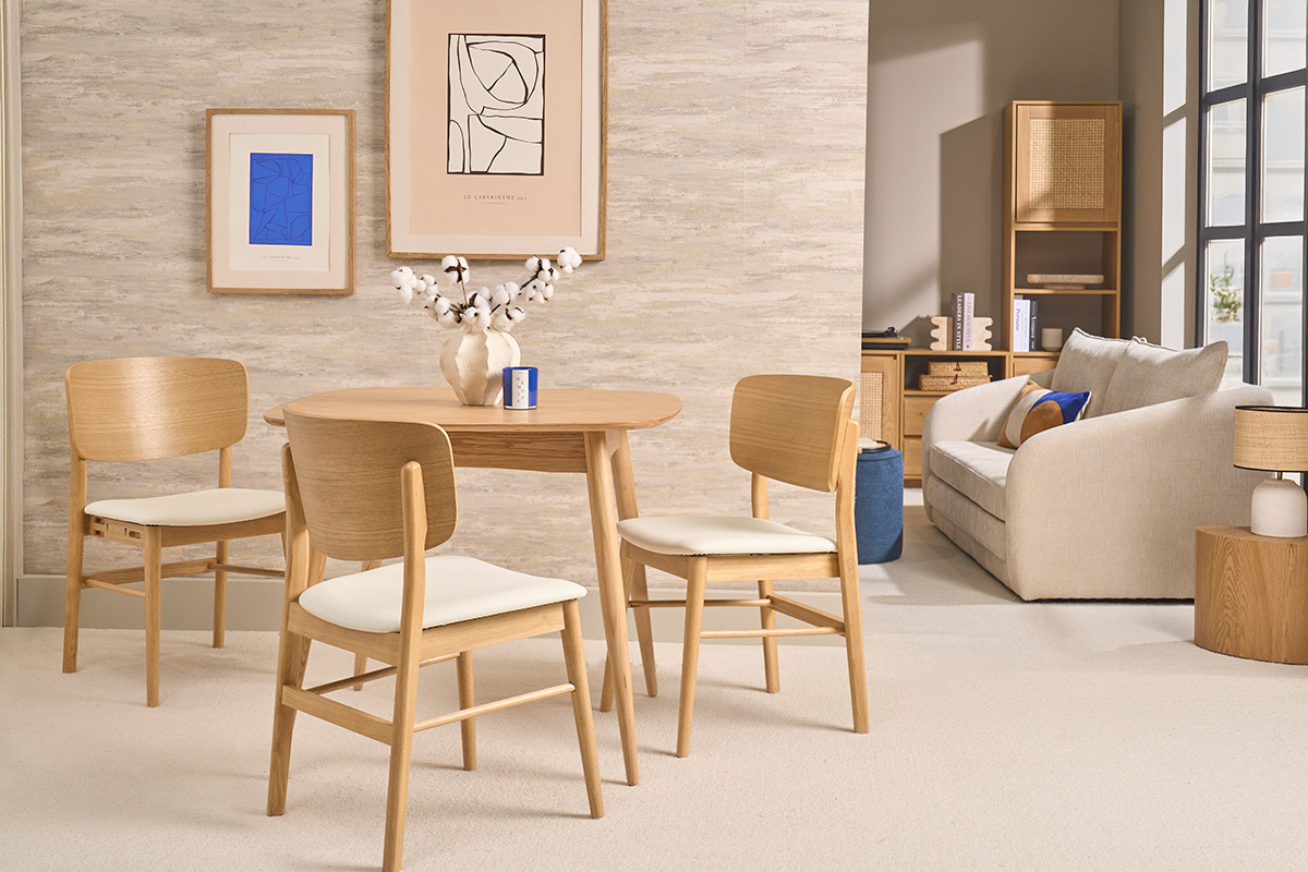 Chaises scandinaves en bois clair et blanc dans un int�rieur moderne, vue de face.