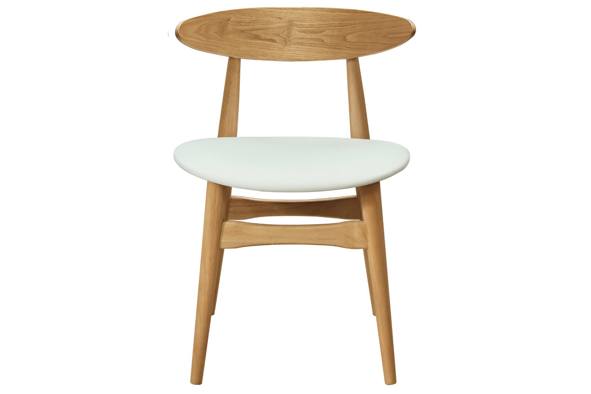 Chaise scandinave en bois clair avec assise blanche, vue de face.