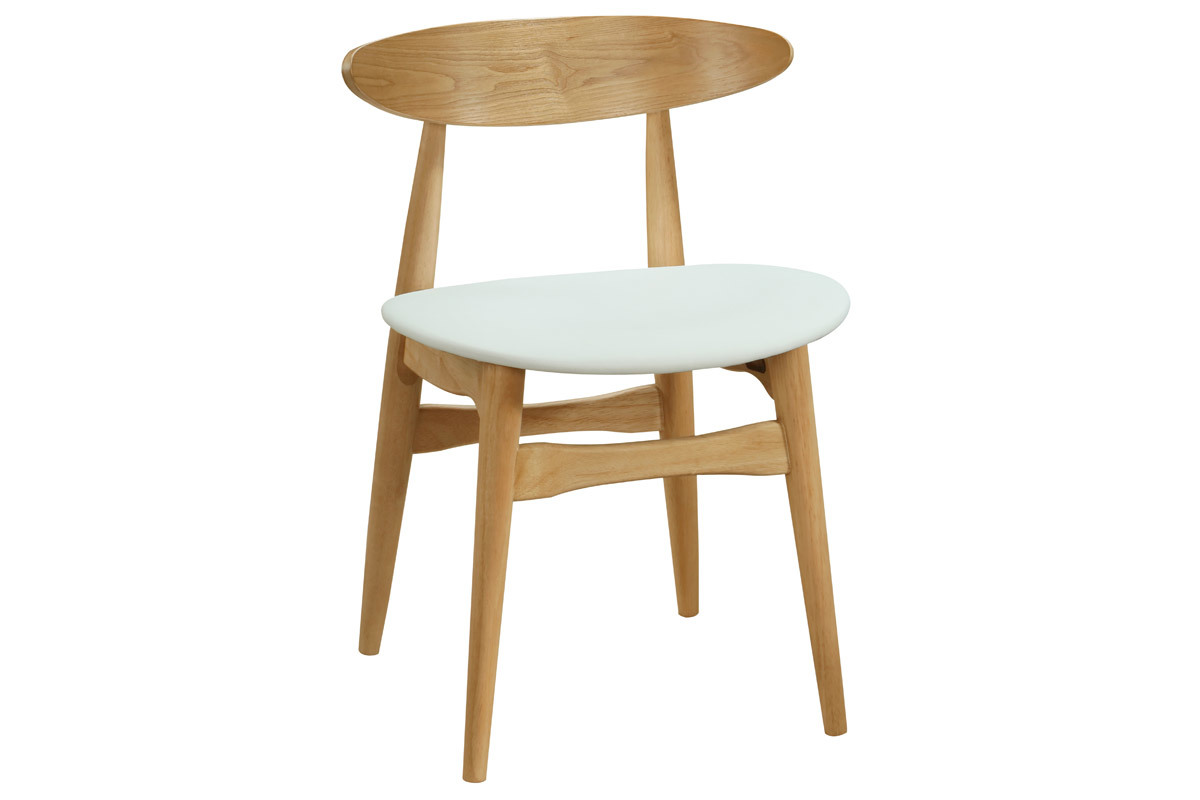 Chaise scandinave en bois clair avec assise blanche vue de 3/4.